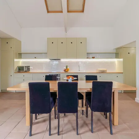 בית נופש Hostwise - Quiet & Modern With Pool & River טבואה